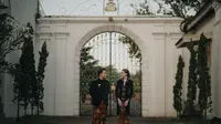 Foto prewedding yang diunggah menampilkan pose Aaliyah Massaid dan Thariq Halilintar di Puro Mangkunegaran Solo. Thariq Halilintar berbeskap hitam. (Foto: Dok. Instagram @aaliyah.massaid)