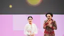 Prilly Latuconsina tak kalah anggun mengenakan kebaya encim brukat putih dengan bros emas di dada [@armanfebryan]