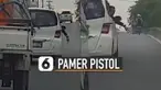 Entah apa maksud dari pria tersebut, namun pengendara lain nampak was-was.