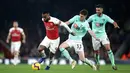 Penyerang Arsenal, Alexandre Lacazette berebut bola dengan pemain Bournemouth, Chris Mepham pada laga lanjutan Liga Inggris, 2018-19 pekan ke-28 di Emirates Stadium, Rabu (27/2). The Gunners sukses menghantam Bournemouth 5-1. (Adam Davy/PA via AP)
