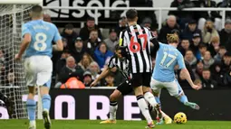 Pemain Manchester City, Kevin De Bruyne (kanan) mencetak gol penyeimbang 2-2 ke gawang Newcastle United pada laga lanjutan Liga Inggris 2023/2024 di St James' Park, Newcastle, Inggris, Minggu (14/01/2024) dini hari WIB. (AFP/Oli Scarff)