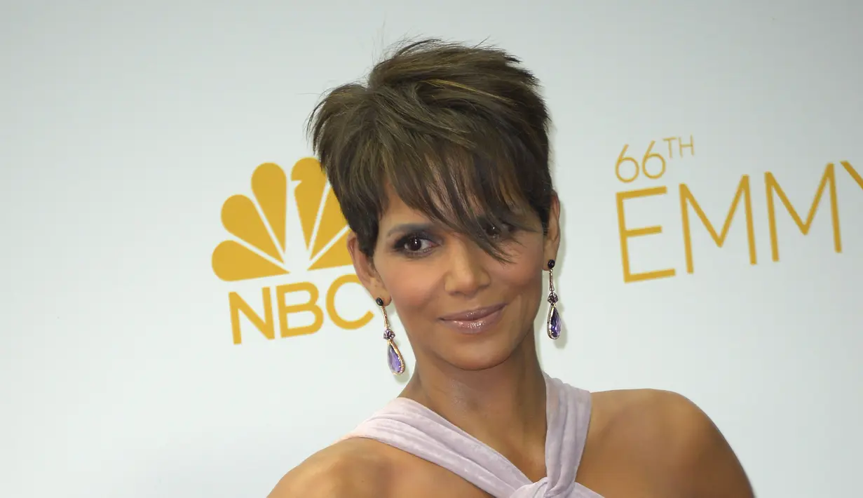 Film ‘The Call’ mungkin tidak begitu dikenal sebagai film yang penuh aksi, namun aktris Halle Berry terjatuh dan kepalanya membentur beton saat adegan pertempuran. Ia pun dilarikan ke rumah sakit. (Bintang/EPA) Sumber: cheatsheet.com