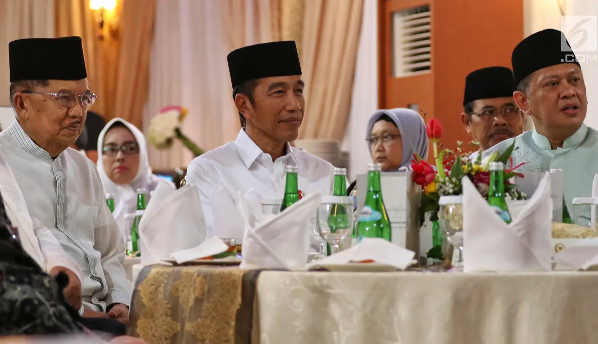 Presiden Joko Widodo bersama Wapres Jusuf Kalla saat menghadiri buka puasa bersama di Rumah Dinas Ketua DPR Bambang Soesatyo di Kawasan Widya Chandra Jakarta, Senin (13/5). Buka Puasa tersebut juga di Hadiri Tokoh Politik dan Petinggi Lembaga Negara. (Liputan6.com/Johan Tallo)