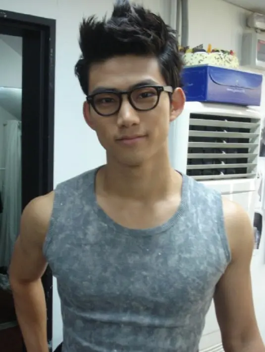 Taecyeon 2PM termasuk idol Korea Selatan yang punya wajah tampan. Ia juga terlihat begitu menawan saat memakai kacamata. (Foto: soompi.com)