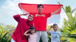 Merayakan Hari Kemerdekaan Indonesia, keluarga kecil Nycta Gina dan Rizky Kinos tampil kompak dengan warna pakaian senada Merah Putih. (Instagram/missnyctagina)