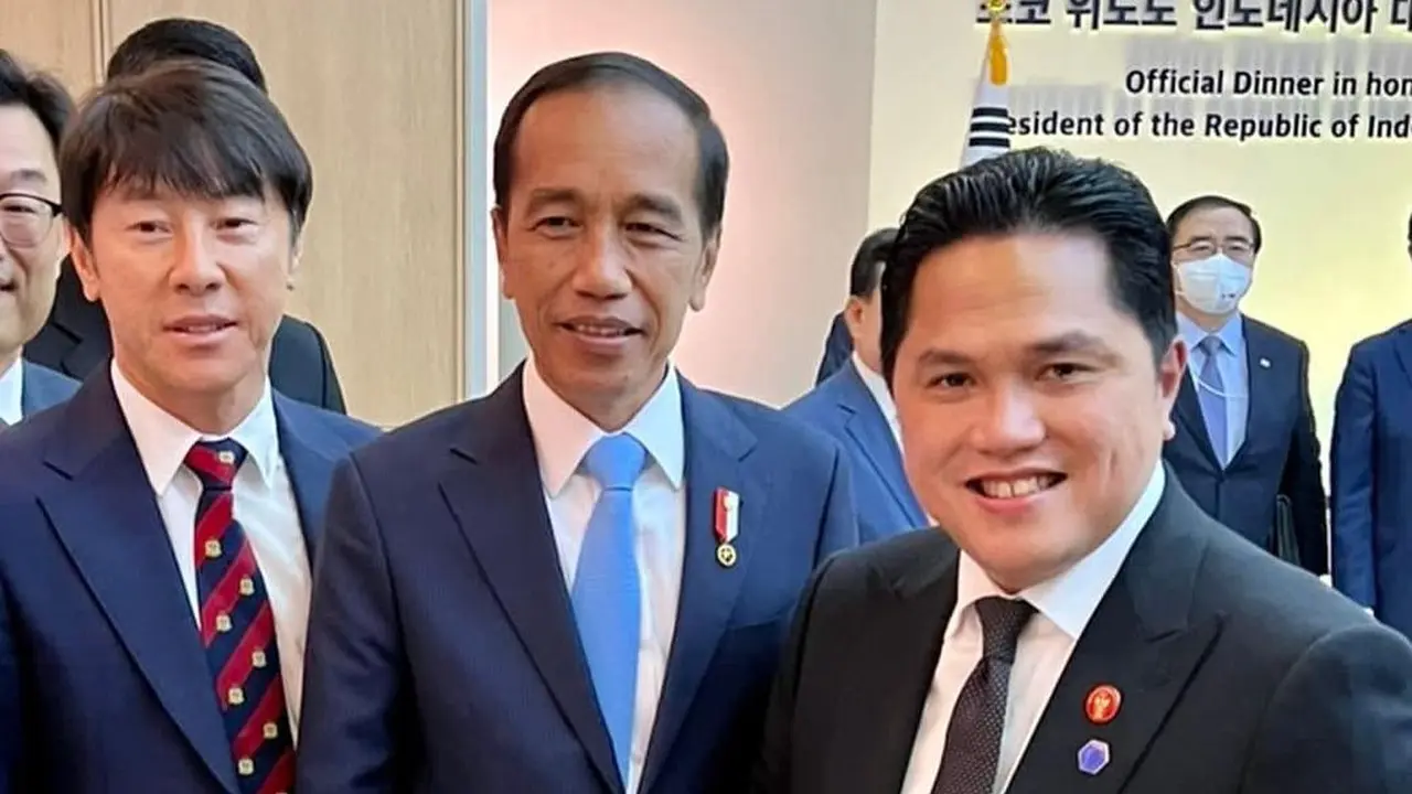 Pelatih Timnas Indonesia, Shin Tae-yong (kanan) bersama Presiden Jokowi (tengah), dan Erick Thohir.