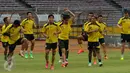 Pemain Arema Cronus melakukan pemanasan saat berlatih jelang final Turnamen Piala Bhayangkara 2016 di Stadion GBK Jakarta, Sabtu (2/4/2016). Arema Cronus menantang Persib Bandung pada final Piala Bhayangkara 2016. (Liputan6.com/Helmi Fithriansyah)