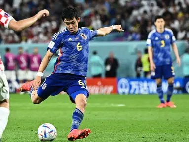 Pemain Timnas Jepang, Wataru Endo berusaha mencetak gol ke gawang Timnas Kroasia pada laga 16 besar Piala Dunia 2022 di Al-Janoub Stadium, Al-Wakrah, Qatar, 5 Desember 2022. (AFP/Jewel Samad)