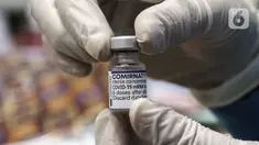 Tenaga kesehatan menunjukkan botol vaksin COVID-19 saat pelaksanaan vaksinasi booster COVID-19 di Puskesmas Cilandak, Jakarta, Rabu (12/1/2022). Pemerintah memulai program vaksinasi booster COVID-19 gratis untuk masyarakat umum berusia 18 tahun ke atas. (Liputan6.com/Johan Tallo)
