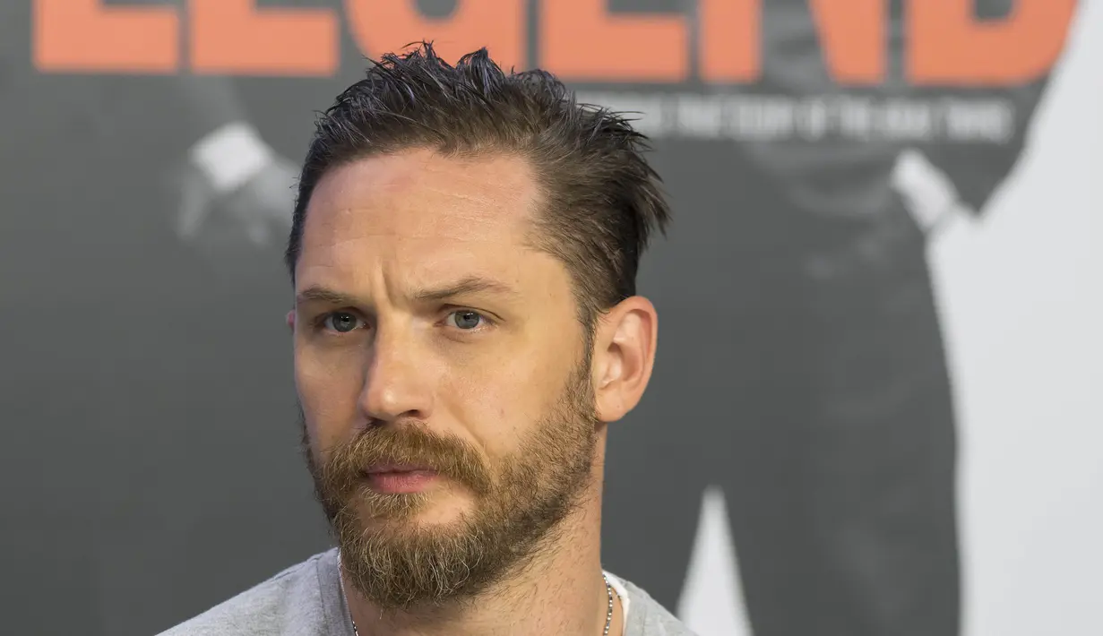 Aktor Tom Hardy merasa seperti seseorang dengan kepribadian ganda di film terbarunya yang berjudul ‘Legend’. Tak  mengherankan, lantaran Tom Hardy memerankan dua karakter sekaligus di film ini. (Bintang/EPA)