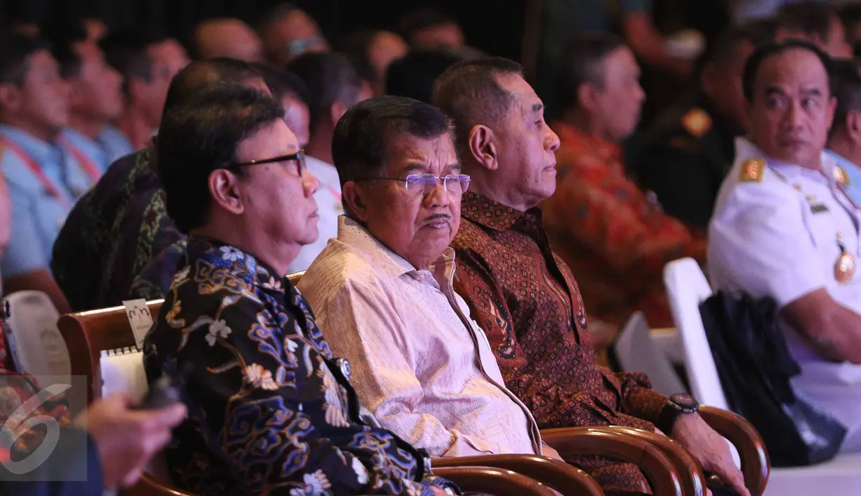 Wakil Presiden Jusuf Kalla didampingi Menhan Ryamizard Ryacudu  (kanan), Menteri Dalam Negeri Tjahjo Kumolo (kiri) saat membuka pameran Indo Defence 2016 Expo & Forum di JIExpo Kemayoran, Jakarta, Rabu (2/11). (Liputan6.com/Faizal Fanani)