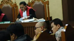 Terdakwa korupsi e-KTP Andi Agustinus alias Andi Narogong (kanan) menyimak keterangan saksi pada sidang lanjutan di Pengadilan Tipikor Jakarta, Senin (23/10). Sidang batal menghadirkan Anas Urbaningrum dikarenakan sakit. (Liputan6.com/Helmi Fithriansyah)