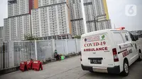 Ambulans melintas meuRumah Sakit Darurat Wisma Atlet, Kemayoran, Jakarta, Kamis (10/9/2020). Pemerintah menyiapkan 2.700 tempat tidur di RSD Wisma Atlet untuk merawat pasien COVID-19 dengan kondisi sedang dan ringan. (Liputan6.com/Faizal Fanani)