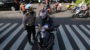 Polisi memberhentikan pengendara sepeda motor saat penyekatan masa PPKM Darurat di Perempatan Fatmawati, Jakarta, Senin (12/7/2021). Penyekatan berlangsung hingga pukul 10.00 WIB. (merdeka.com/Arie Basuki)