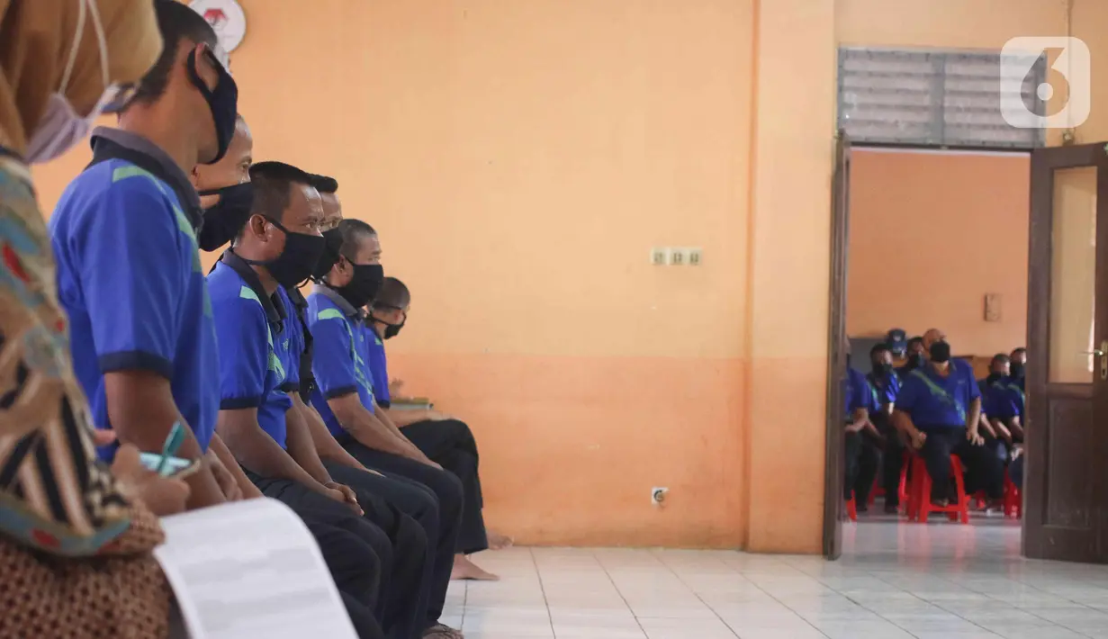 Warga Binaan Sosial menunggu perekaman E-KTP di Panti Sosial Bina Laras Harapan Sentosa 2 Budi Murni, Cipayung, Jakarta, Kamis (24/3/2022). Disdukcapil Jakarta melakukan perekaman E-KTP ke 92 Warga Binaan Sosial meliputi pemeriksaan data diri, duplikat NIK. (Liputan6.com/Herman Zakharia)