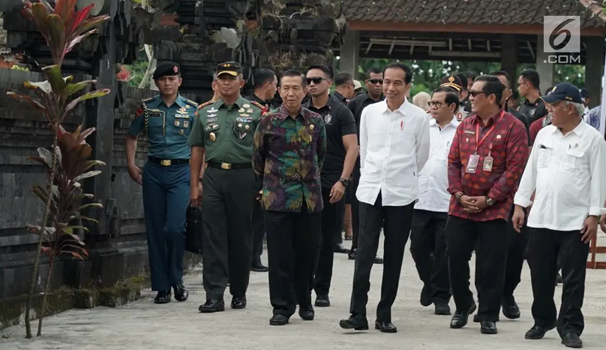 Presiden Joko Widodo atau Jokowi  meninjau pelaksanaan padat karya di Desa Kukuh, Kecamatan Marga, Tabanan, Bali, Jumat (23/2). Jokowi menyatakan program padat karya diharapkan dapat meningkatkan daya beli masyarakat. (Liputan6.com/Pool/Biro Pers Setpres)