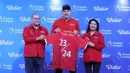 Penjaga gawang legendaris Manchester United Peter Schmeichel bersama Managing Director Vidio.com Monika rudjiono dan CFO Vidio.com William Djumadi mengangkat jersey saat jumpa pers di SCTV Tower, Jakarta, Jumat (4/8/2023). Peter Schmeichel menyambangi Indonesia dalam acara Vidio Premier League Festival. (Liputan6.com/Johan Tallo)