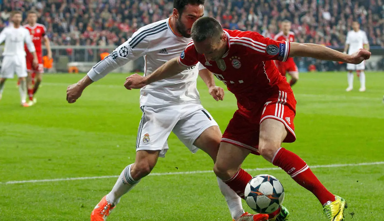 Pemain depan Bayern Munich, Franck Ribery (kanan) berusaha mempertahankan penguasaan bola dari Daniel Carvajal (Real Madrid) di laga kedua semifinal Liga Champions yang digelar di Allianz Arena, Munich (30/4/2014). (REUTERS/Michaela Rehle)