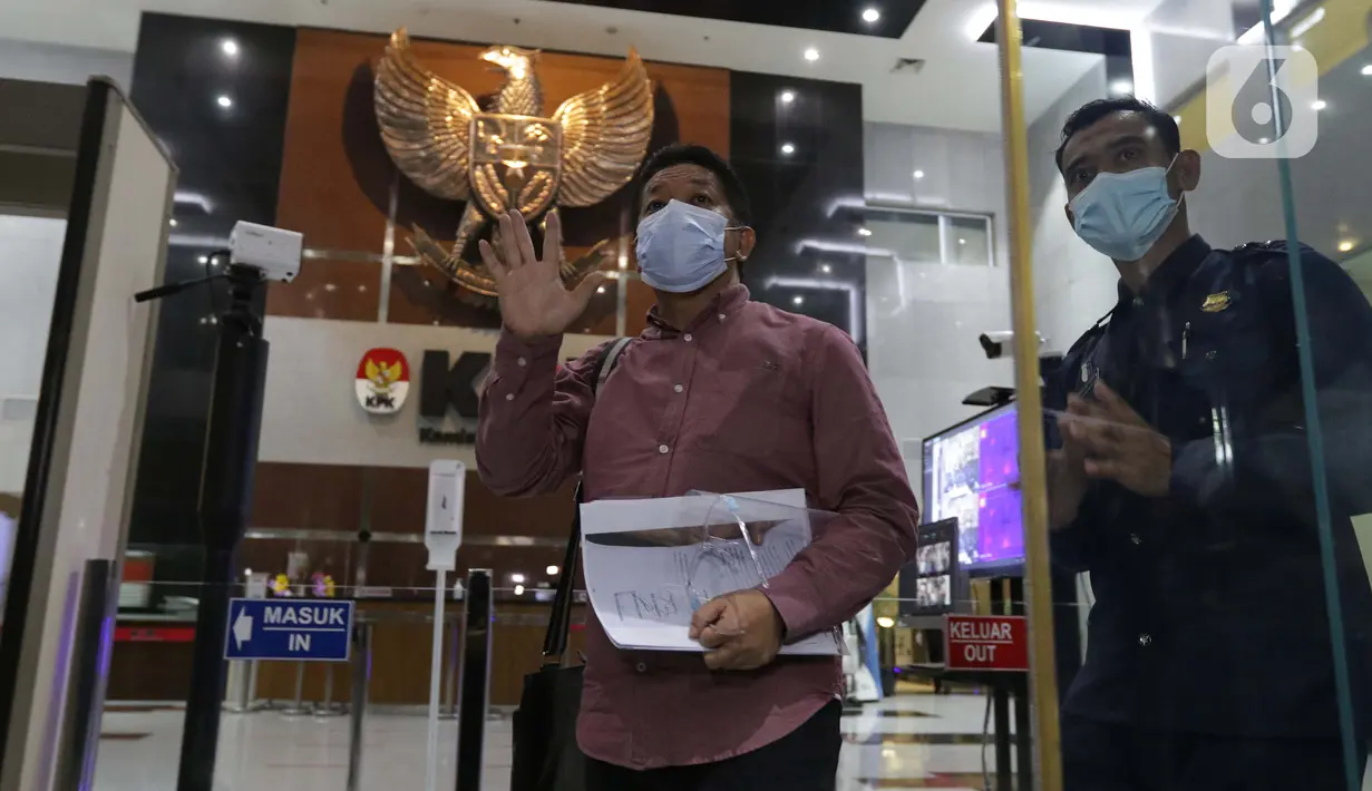 Pakar Komunikasi Politik, Effendi Gazali bersiap memberi keterangan kepada pewarta usai diperiksa di Gedung KPK, Jakarta, Kamis (25/3/2021). Effendi Gazali diperiksa sebagai saksi dalam kasus dugaan suap pengadaan Bantuan Sosial untuk wilayah Jabodetabek tahun 2020. (Liputan6.com/Helmi Fithriansyah)