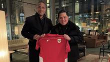 Ketua Umum PSSI Erick Thohir saat memamerkan jersey baru Timnas Indonesia ke pelatih kepala Patrick Kluivert di Belanda. (Dok. Instagram Erick Thohir @erickthohir)
