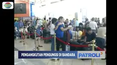 Warga korban gempa Donggala dan tsunami Palu sampai Selasa pagi masih ramai datang ke Bandara Mutiara Sis Al-Jufrie Palu.