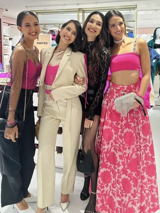 Aurelie, Pevita Pearce, Mikha Tambayong, dan Nia Ramadhani berkesempatan mengunjungi store Victoria Secret di Ion Orchard, Singapura. Keempatnya pun hadir dengan busana touch of pink. [@pevpearce]