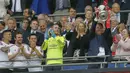 Pelatih MU, Louis Van Gaal mengangkat trofi FA Cup setelah pasukannya mengalahkan Crystal Palace di final Piala FA 2015/2016. (AFP/Ian Kington)