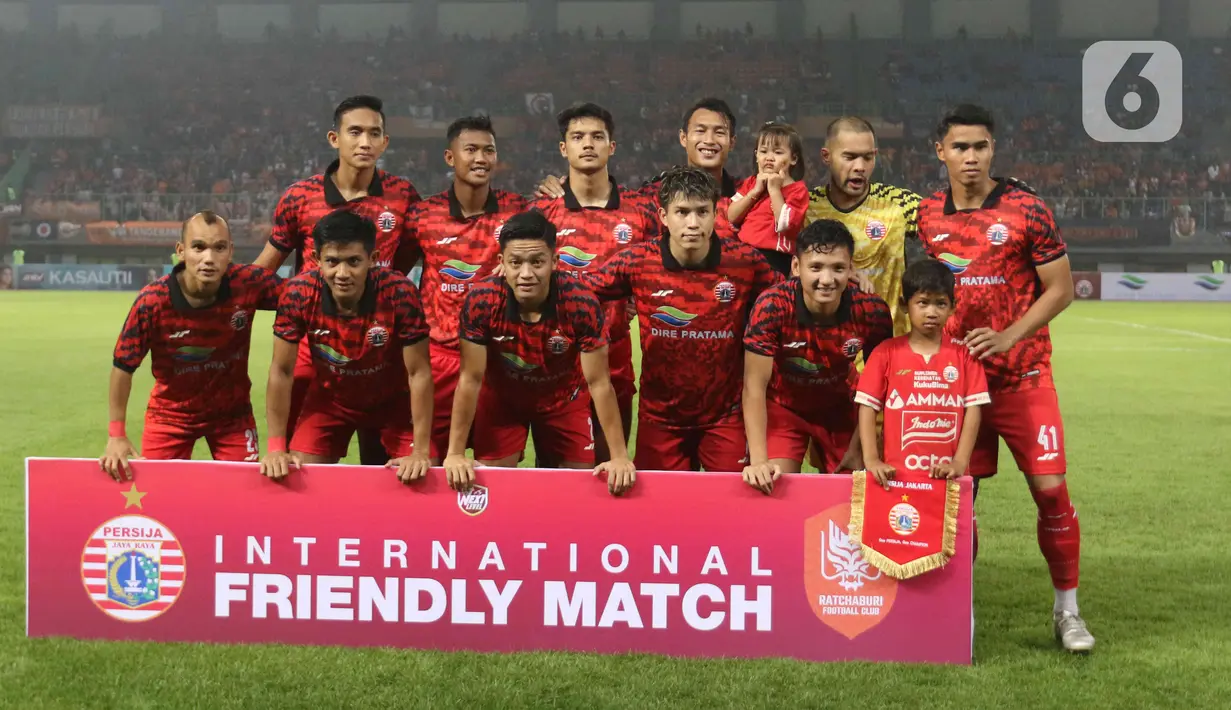 Laga ini sempat diwarnai insiden lampu stadion mati sehingga laga tertunda hampir dua jam. (Liputan6.com/Herman Zakharia)