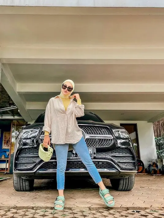 Simple tapi chic, intip look casual ala Irish Bella satu ini. Istri Ammar Zoni yang tengah mengandung anak kedua ini memadukan celana jeans dengan kemeja warna beige dan inner warna kuning. (Instagram/_irishbella_).