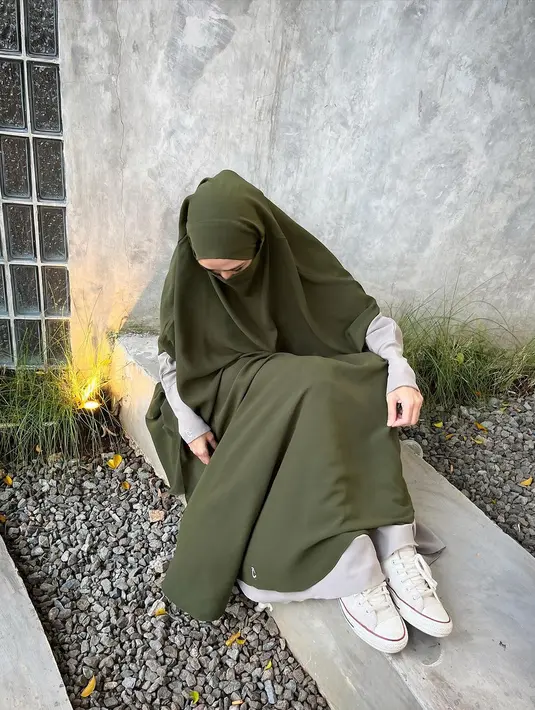 Sneaker putih pun dikenakannya untuk beri kesan kasual. [Instagram/zaskiadyamecca]