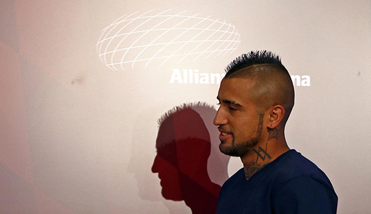 Pemain baru Bayern Munchen Arturo Vidal tiba saat jumpa pers perkenalan dirinya di Munich, Jerman, Selasa (28/7/2015). (Reuters/Michaela Rehle)