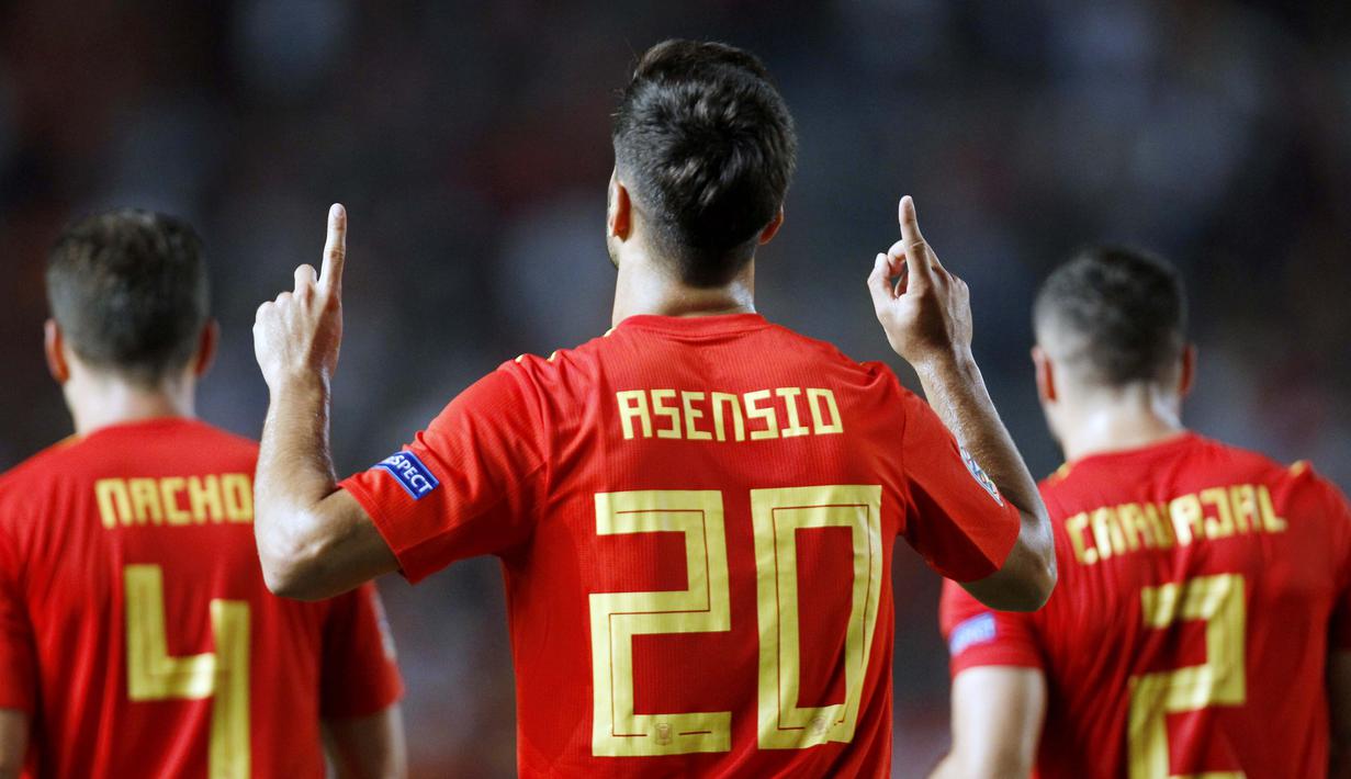 Gelandang Spanyol, Marco Asensio, melakukan selebrasi usai mencetak gol ke gawang Kroasia pada laga UEFA Nations League di Stadion Manuel Martinez Valero, Selasa (11/9/2018). Spanyol menang 6-0 atas Kroasia. (AP/Alberto Saiz)