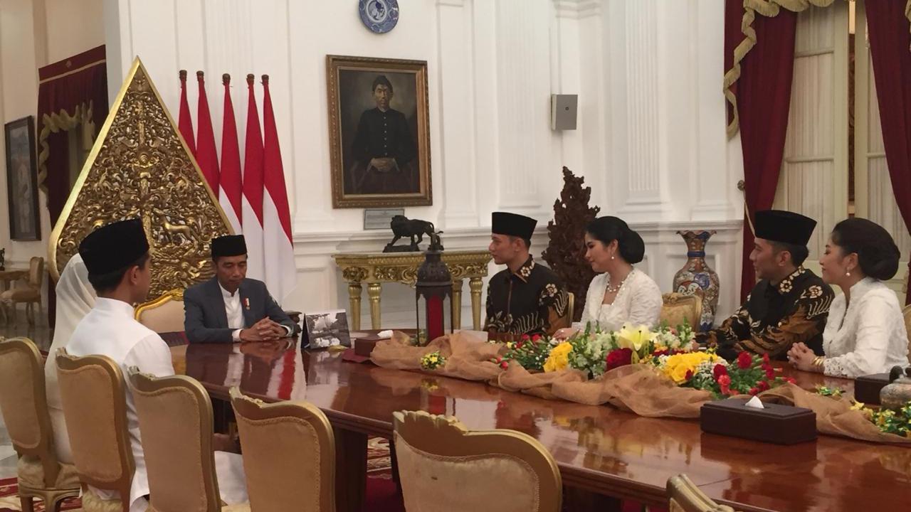 Kogasma Partai Demokrat Agus Harimurti Yudhoyono (AHY) bersama adik dan istrinya silaturahmi dengan Presiden Jokowi di Istana, Jakarta, Rabu (6/5/2019).