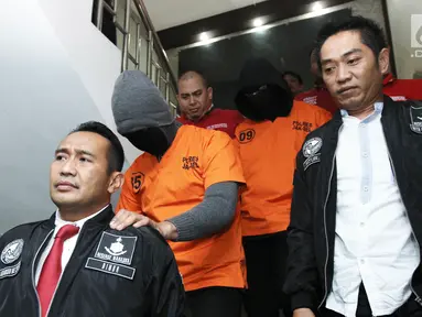 Tersangka DM dan DMT (Dominggus Marcello Tahitoe) saat di bawa pada rilis penangkapan narkoba di Polres Jakarta Selatan, Jumat (11/8). Ello ditetapkan sebagai tersangka kepemilikan narkoba 2 paket ganja dibawah 5 gram. (Liputan6.com/Herman Zakharia)