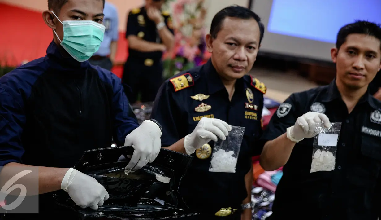 Kepala Kantor Bea Cukai Tanjung Priok Fadjar Donny Tjahjadi menunjukan barang bukti tas berisi sabu, Jakarta, Kamis (11/8). Tim gabungan berhasil menggagalkan 3,8 kg Methampetamine (sabu) yang berasal dari Tiongkok. (Liputan6.com/Faizal Fanani)