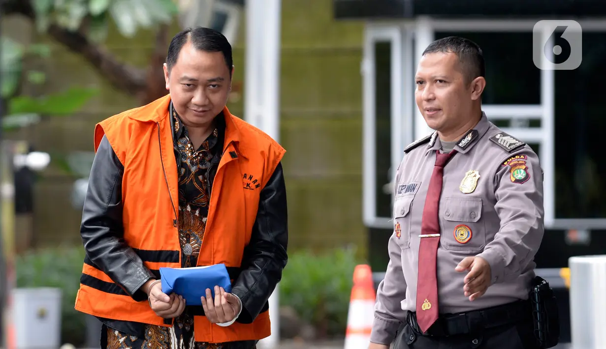 Bupati nonaktif Lampung Utara Agung Ilmu Mangkunegara (kiri) tiba di Gedung KPK, Jakarta, Senin (3/2/2020). Agung akan diperiksa sebagai tersangka untuk melengkapai berkas terkait dugaan menerima suap proyek di Dinas PUPR dan Dinas Perdagangan Kabupaten Lampung Utara. (merdeka.com/Dwi Narwoko)