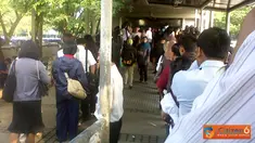 
Citizen6, Jakarta: Suasana dihalte Transjakarta Ragunan, Senin (23/5) Pukul 07:45 WIB. Terlihat antrean orang-orang sepanjang 20 meter menunggu Transjakarta. Kedatangan Transjakarta untuk menjemput penumpang selalu terlambat. (Pengirim: Dwi)