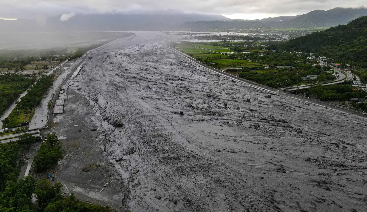 Sedikitnya 14 orang tewas dan ratusan lainnya masih dinyatakan hilang, setelah sebuah danau di area pegunungan meluap dan membanjiri wilayah tersebut. (Taiwan's Central News Agency (CNA)/AFP)