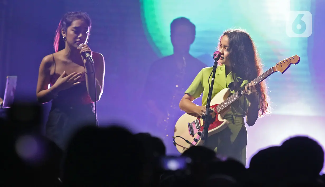 Penampilan band Svmmerdose berkolaborasi dengan Baila Fauri saat konser perdana di The Pallas SCBD, Jakarta, Sabtu (15/2/2020). Band Svmmerdose menggelar konser perdananya yang bertajuk Don't Fall In Love With Me dengan membawakan lagu seperti Stockholm, Got It All. (Liputan6.com/Herman Zakharia)