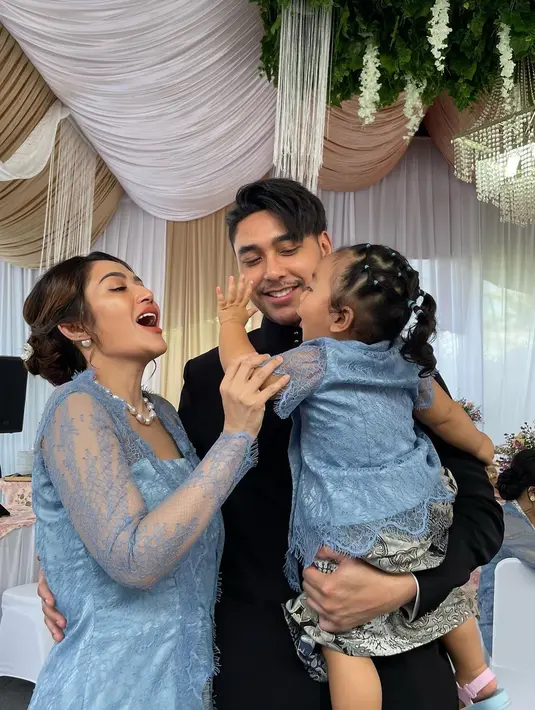 Sudah jadi orangtua, momen kondangan Siti Badriah dan Krisjiana tak lagi untuk berdua saja, tetapi bertiga bersama Xarena. [Foto: IG/krisjianabah/sitbadriahh].