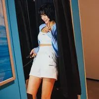 Nana jadi terlihat lebih muda dengan gaya rambut pendeknya sekarang. [Foto: Instagram/ getbarrel.official]