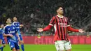 Pemain AC Milan, Tijjani Reijnders, melakukan selebrasi setelah mencetak gol ke gawang Como pada laga Liga Italia di Stadion San Siro, Minggu (16/3/2025). (AP Photo/Antonio Calanni)