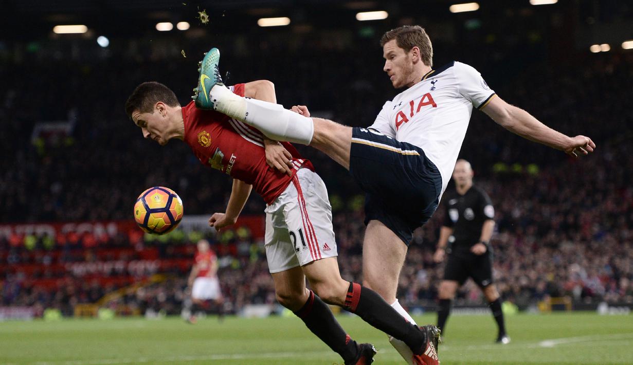 Aksi pemain Tottenham Hotspur, Jan Vertonghen (kanan) menghalau bola dari kejaran pemain  Manchester United, Ander Herrera pada lanjutan Premier League di Old Trafford, Manchester, (11/12/2016). (AFP/Oli Scarff)