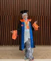 Ditengah kesibukannya karier dan sebagai ibu dari dua anak, tak menyurutkan Ega Voniantika untuk tetap melanjutkan kuliah. Istri Muhammad Rafly atau Rafli DA itu baru saja wisuda.  Berikut potret cantik Ega saat wisuda. [Instagram/eganoviantika_98]