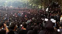 Ribuan massa gabungan dari berbagai organisasi berunjuk rasa di Alun - alun Tugu Malang menolak berbagai regulasi yang dinilai tidak berpihak pada rakyat (Liputan6.com/Zainul Arifin)