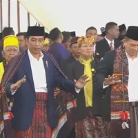 Presiden Joko Widodo menari Tortor saat acara adat pernikahan Kahiyang Ayu dan Bobby Nasution di Bukit Hijau Regency Taman Setia Budi (BHR Tasbi), Medan, Sabtu (24/11). (Liputan6.com/Vidio)