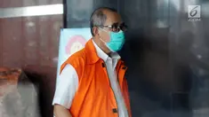 Bupati Bandung Barat Abubakar mengenakan tongkat dikawal petugas untuk menjalani pemeriksaan lanjutan di gedung KPK, Jakarta, Selasa (8/5). (Merdeka.com/Dwi Narwoko)