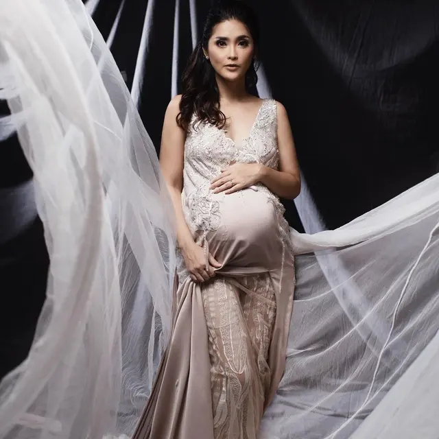 Hamil Anak Ketiga, Ini 5 Potret Maternity Shoot Eva Anindita