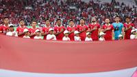 Pemain Timnas Indonesia menyanyikan lagu Indonesia Raya sebelum pertandingan melawan Timnas Kamboja dalam&nbsp;laga grup A Piala AFF 2022 yang berlangsung di Grup A Piala AFF 2022 di Stadion Utama Gelora Bung Karno, (SUGBK), Jumat (23/12/2022). (Bola.com/Bagaskara Lazuardi)
