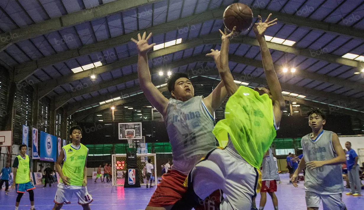Para pebasket putra beraksi usai mendapat pengarahan dari pebasket NBA, Marvin Williams. (Bola.com/Vitalis Yogi Trisna)